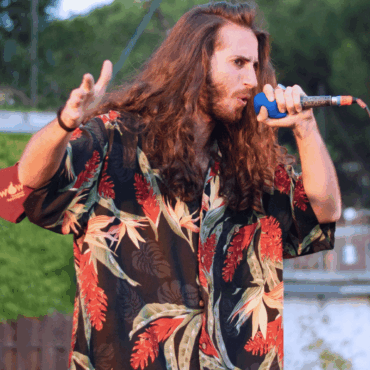 Giuliano Logos con microfono