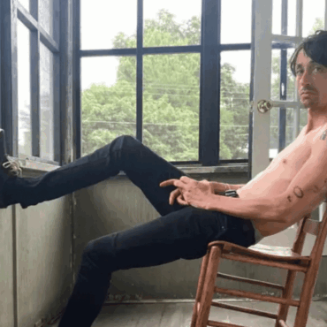 Fortunato Durutti Marinetti su una sedia in veranda