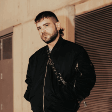 Héctor Oaks in posa con sfondo saracinesca