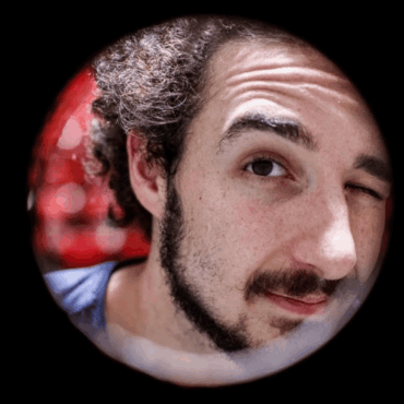 Leonardo Manzan che fa l'occhiolino ad uno spioncino