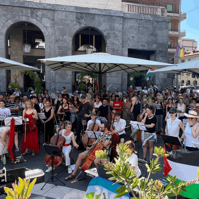 La musica contro il silenzio, strumentisti e pubblico