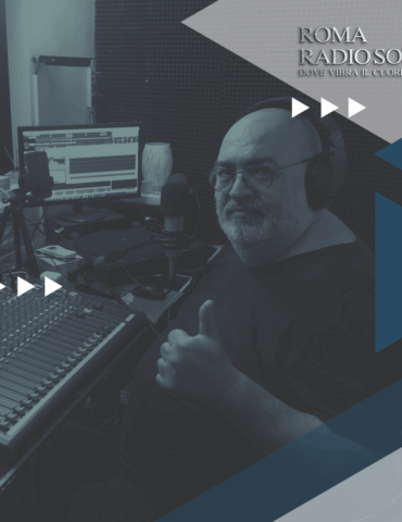 Gianluca_Elvis alla console radiofonica