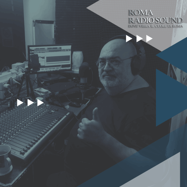 Gianluca_Elvis alla console radiofonica